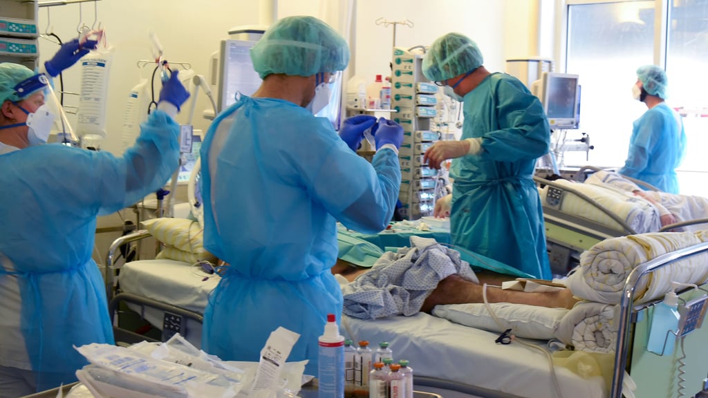 Wegen der steigenden Zahl an Covid-Patienten fährt das Klinikum Chemnitz planbare, nicht dringliche Operationen fast komplett zurück.