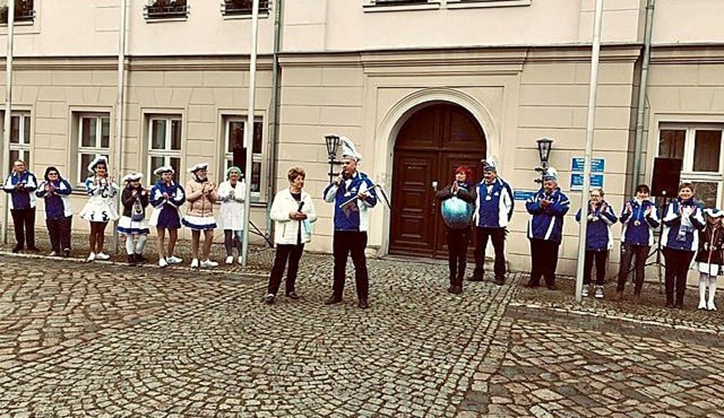 Bei der närrischen Übermacht kapitulierte Ortsbürgermeisterin Christa Müller (vorn)