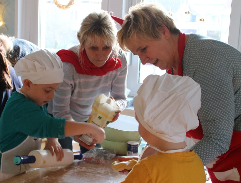 Omis backen mit ihren Enkelkindern in der Europa-Kita in Gerwisch. Den Vereinbarungen mit dem Träger für 2021 soll jetzt zugestimmt werden.