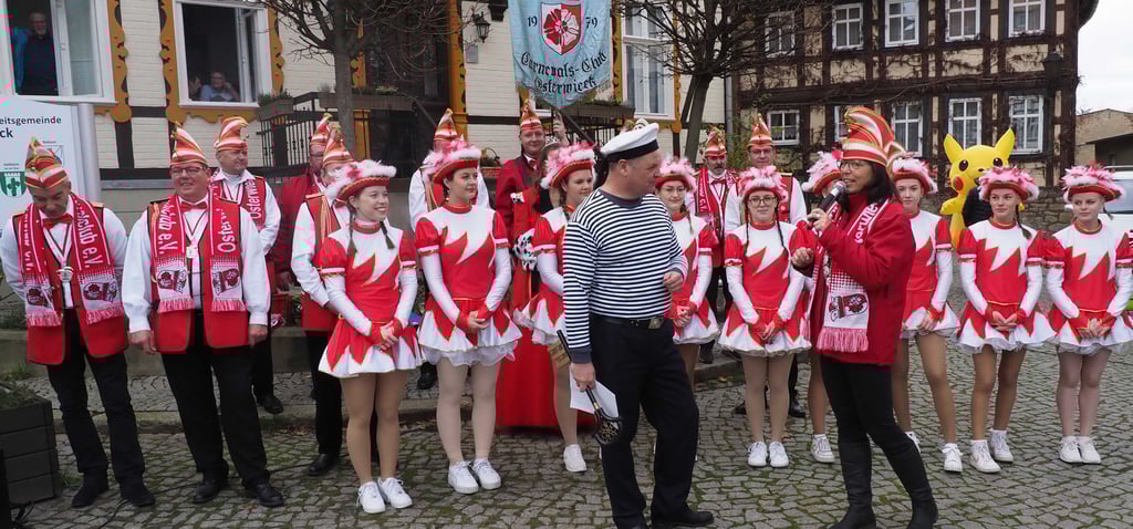 „Schiffsjunge“ Dirk Heinemann hat, bevor er das Ruder des städtischen Dampfers übernehmen wird, schon den Rathausschlüssel in der Hand, um ihn gleich an den Osterwiecker Carnevalsclub um Elferratspräsidentin Ulrike Alpert zu übergeben.