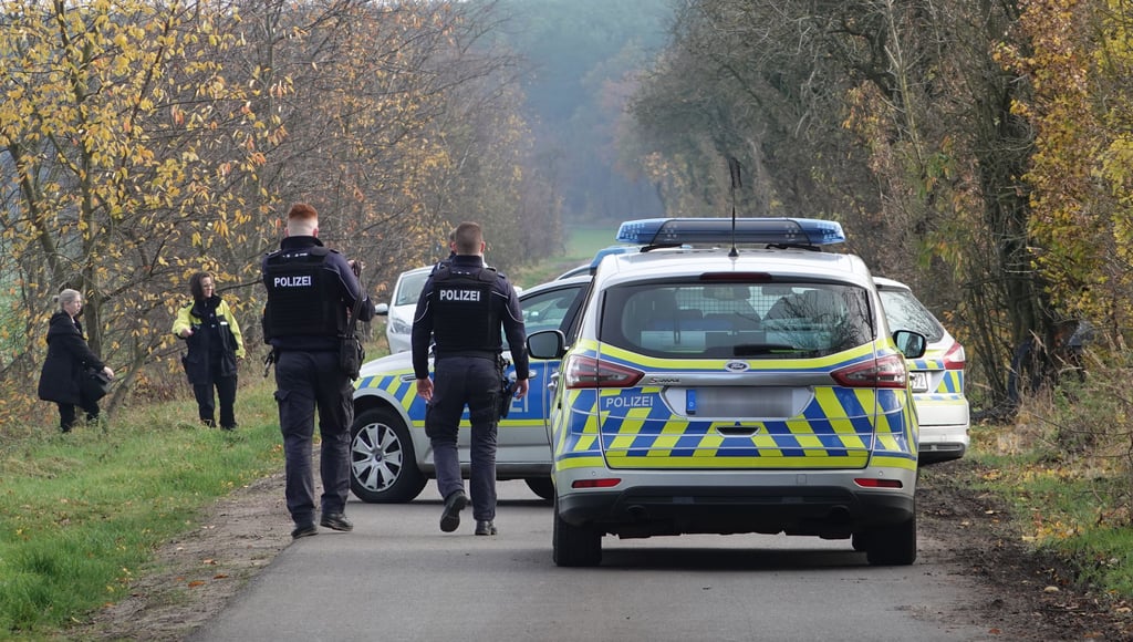 Die Polizei sperrte den Unfallort zwischen Hemstedt und Trüstedt ab.