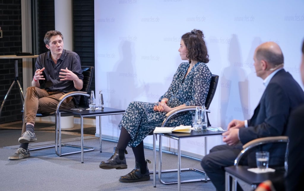 Die Klimaaktivisten Lea Bonasera (m.) und Henning Jeschke (l.) treffen Olaf Scholz in der Friedrich-Ebert-Stiftung in Berlin.
