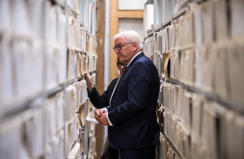 Bundespräsident Frank-Walter Steinmeier besucht das Menschenrechtszentrum der Organisation „Memorial“ in Moskau (Russland) und wird von der Leiterin, Irina Lasarewna Scherbakowa, durch das Archiv geführt.