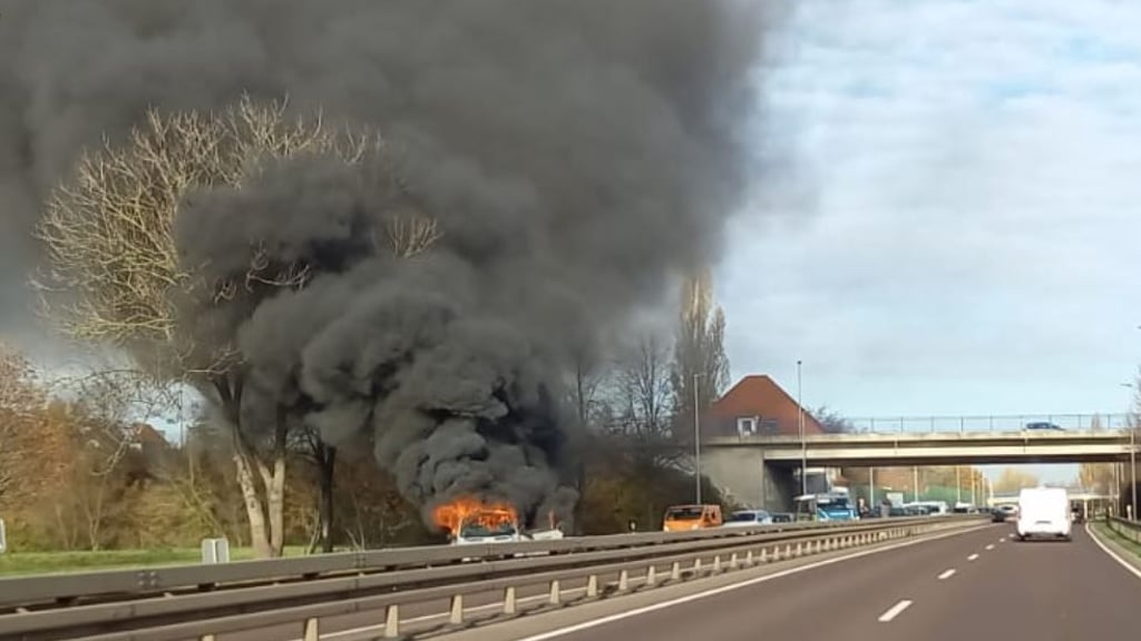 Eine große Rauchwolke stieg über dem brennenden Auto auf der Tangente in Magdeburg auf.