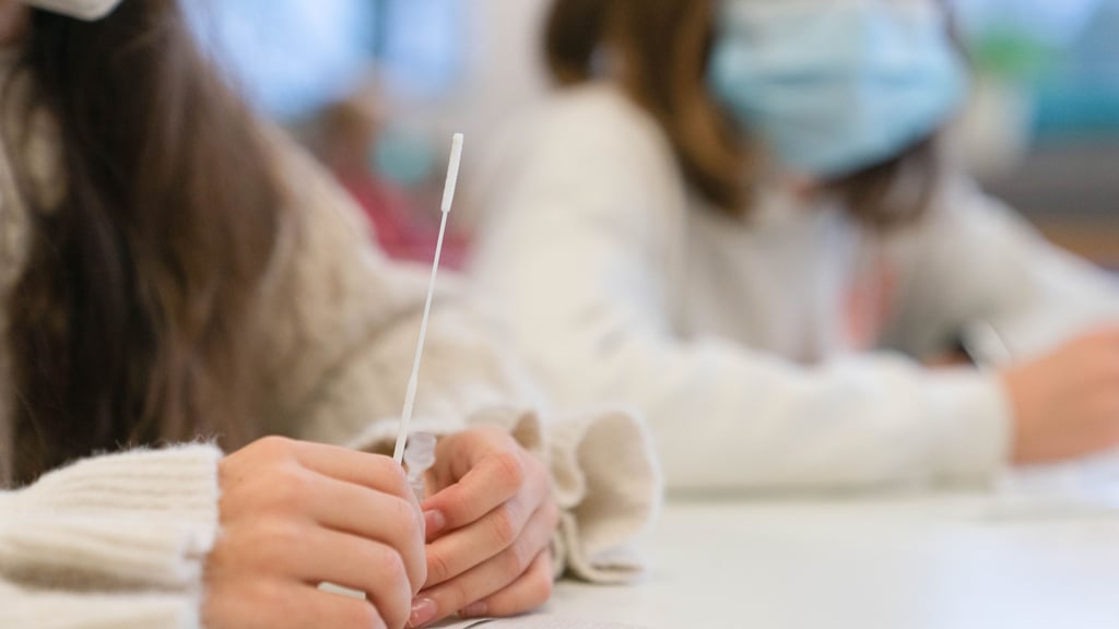 Zwei Schülerinnen mit Schnelltests im Unterricht: Ab Montag sind Schnelltests nur noch in der Schule möglich.