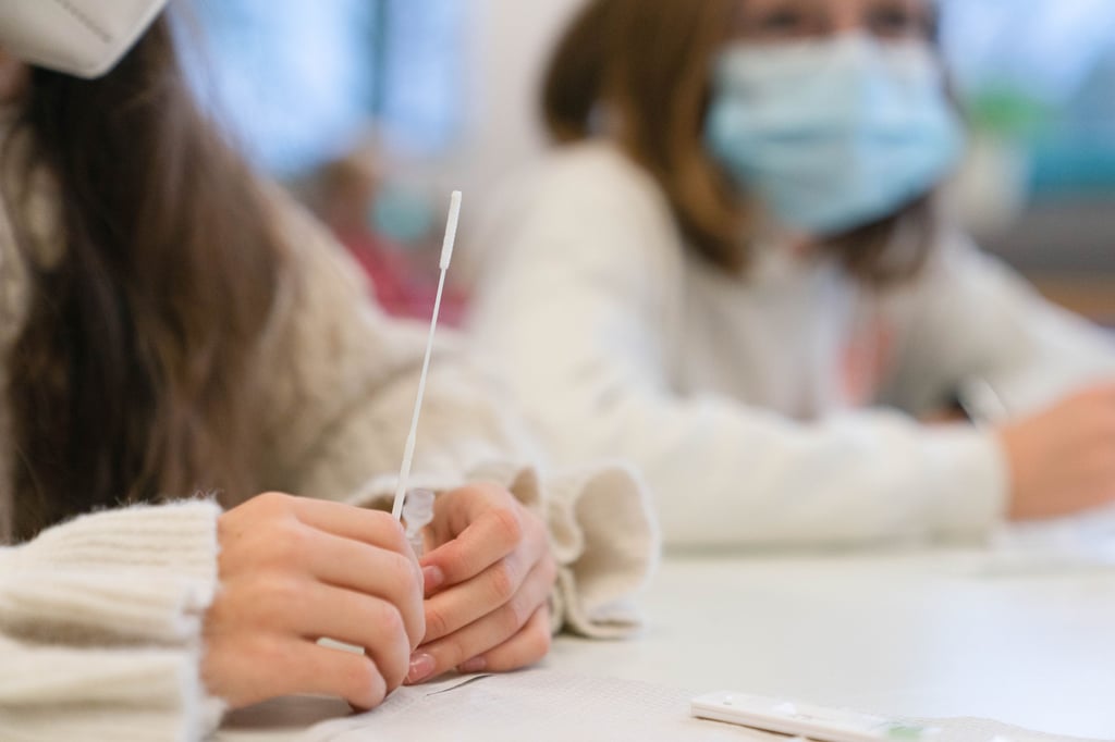 Zwei Schülerinnen mit Schnelltests im Unterricht: Ab Montag sind Schnelltests nur noch in der Schule möglich.