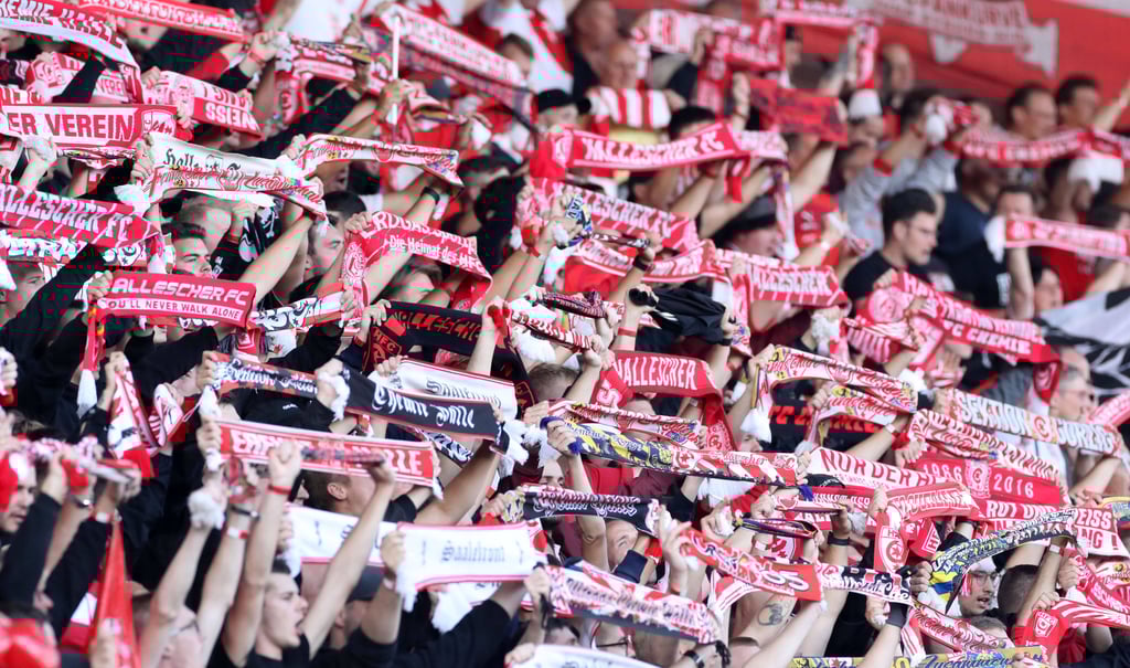 HFC-Fans bei einem Spiel in einem Stadion.