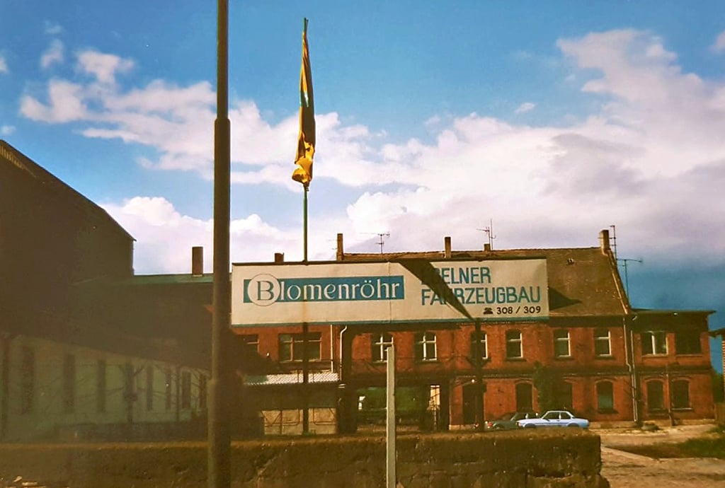 Ein erstes Standortfoto aus dem Jahr 1990 des ehemaligen VEB Fahrzeugbau Egeln, das von der Firma Blomenröhr als Fahrzeugbau Egeln übernommen wurde, zeigt, wie schwer der Anfang war.