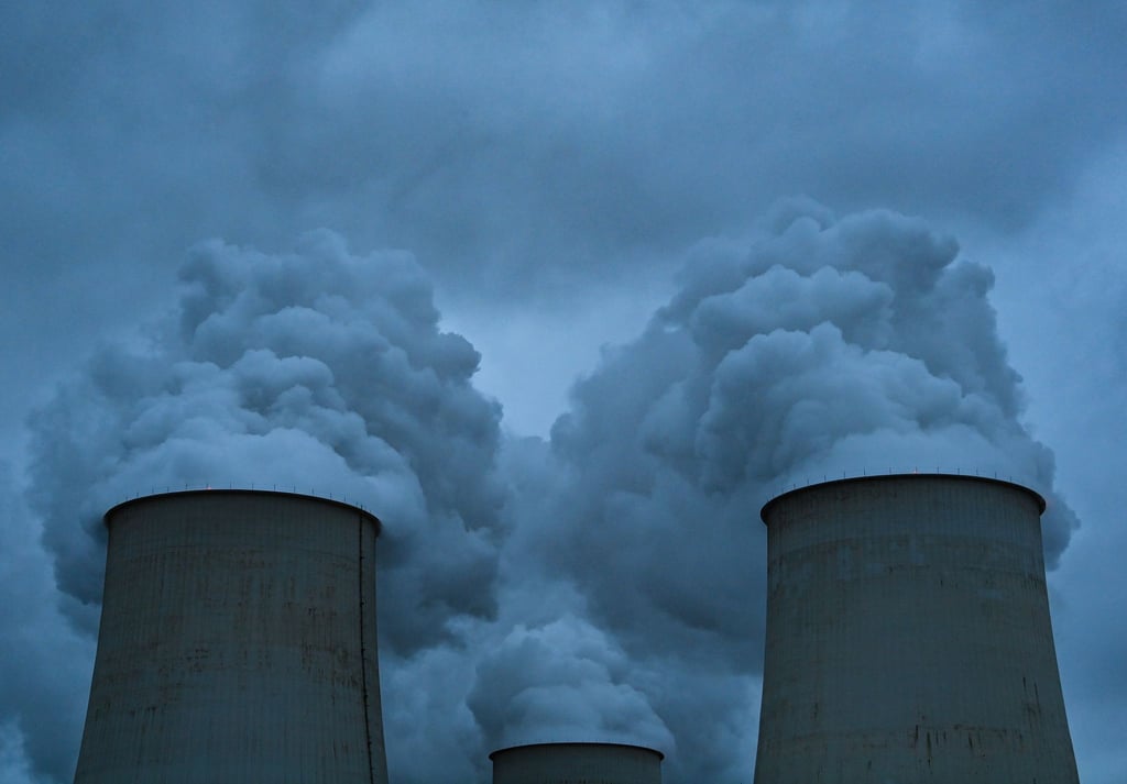 Wasserdampf steigt aus den Kühltürmen eines Braunkohlekraftwerks. Die UN-Klimakonferenz hat die Staaten der Welt erstmals dazu aufgefordert, den Ausstieg aus der Kohle einzuleiten.