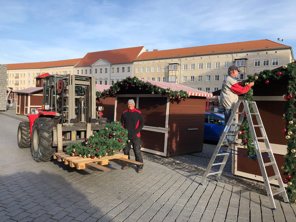 Der Aufbau des Adventsmarktes hatte gerade erst begonnen.