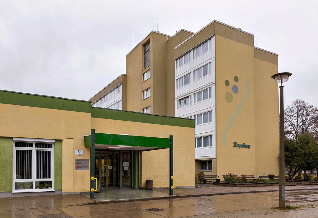 Bei Pflegeheimen wie jenem am Weißenfelser Kugelberg will der Kreis weiter eine Kontaktnachverfolgung sicherstellen. In der Einrichtung hatte es einen Corona-Ausbruch gegeben. Fünf Bewohner sollen gestorben sein.