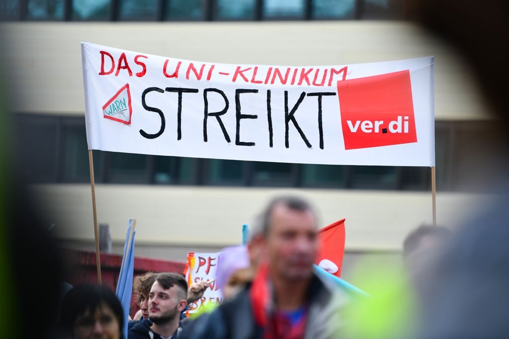 Mitten in der sich zuspitzenden Corona-Lage will Verdi die Warnstreiks an Universitätskliniken deutlich ausweiten.