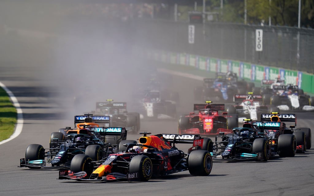 Auch in Brasilien will sich Max Verstappen (vorne) in seinem Red Bull gegen Mercedes behaupten.