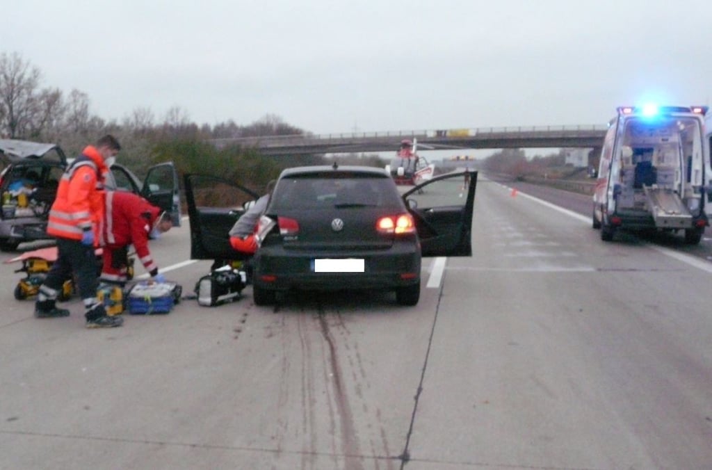 Für die Dauer des Rettungseinsatzes musste die A2 in Richtung Hannover am Sonntagmorgen (14. November) gesperrt werden. Zwei Menschen wurden verletzt.
