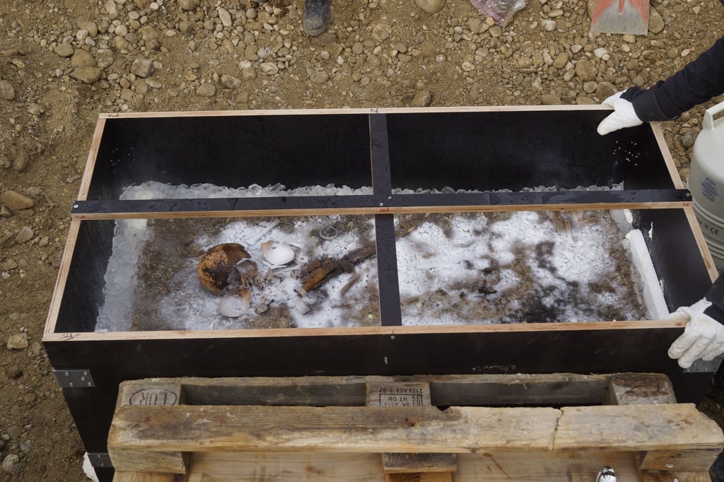 In Schwaben haben Archäologen ein etwa 1300 Jahre altes Kindergrab mit Schockfrost-Technik komplett geborgen.