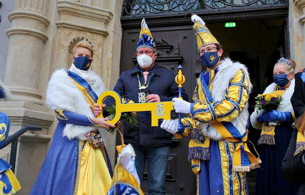 Schönebecks Rathausschlüssel ist nun der Hand des Prinzenpaares Sandra und Andreas Kalusche. Bert Knoblauch hat nun erst einmal nichts mehr zu sagen. Symbolisch, versteht sich.