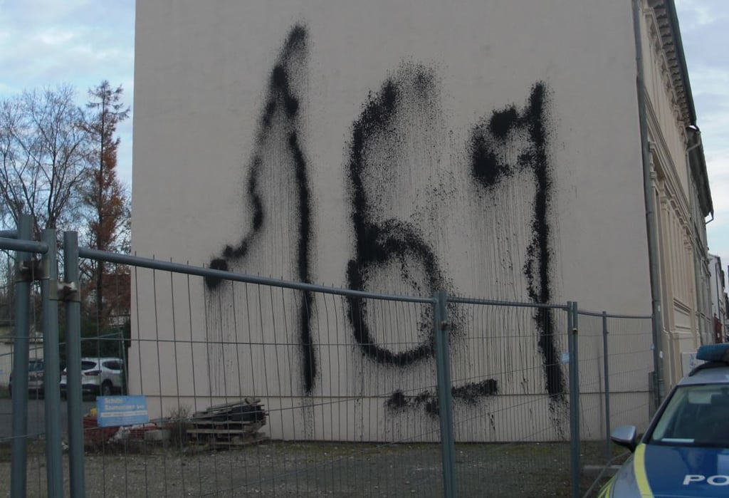 Unbekannte Täter beschmierten in Stendal eine komplette Hauswand. Die Polizei ermittelt,