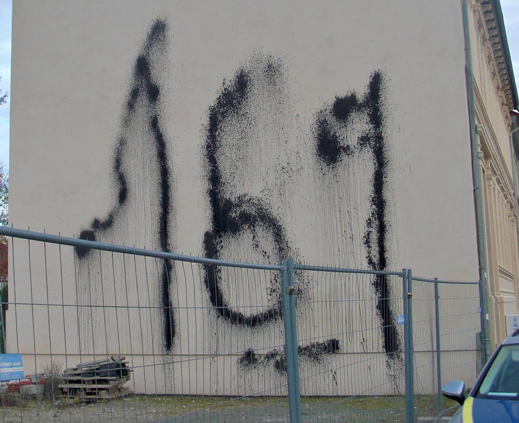 An diesem Haus in der Stendaler Bahnhofsvorstadt prangt seit diesem Wochenende der Zahlcode 161. Die Kombination steht für „Antifaschistische Aktion".