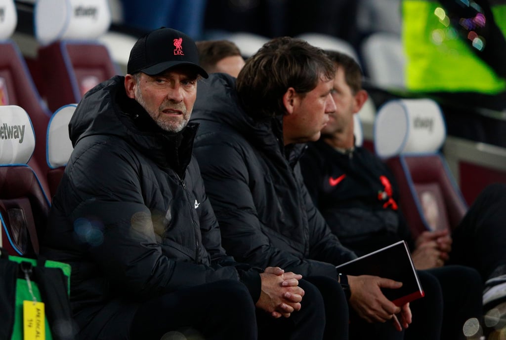 Jürgen Klopp (l) und seine Liverpooler mussten bei West Ham eine Niederlage einstecken.