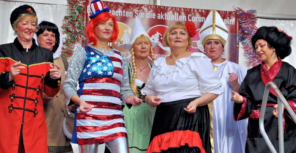 Die "Schweißgirls" des Genthiner Carneval Club begeistern mit ihrer neuen Nummer in Kostümen, die die Nationen auf der ganzen Welt symbolisieren.