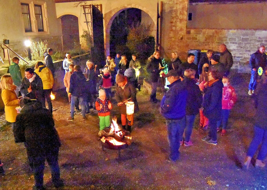 Martinstag in Bad Bibra: Viele Familien nutzen das Angebot und nehmen am Lampionumzug teil.
