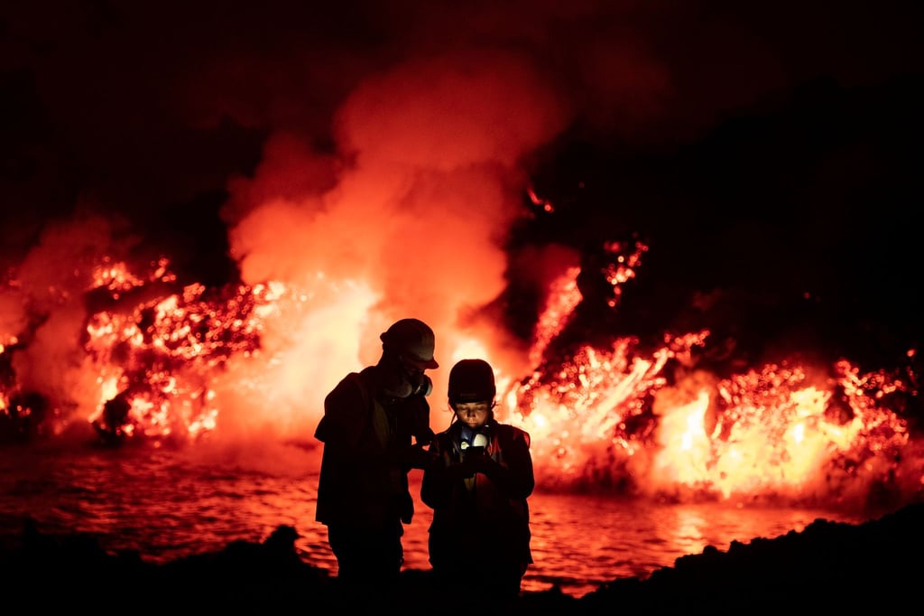 Wissenschaftler führen geophysikalische Messungen durch, während Lava aus einem Vulkan ins Meer fließt. Nun ist ein Mann im Zusammenhang mit dem Vulkanausbruch ums Leben gekommen.