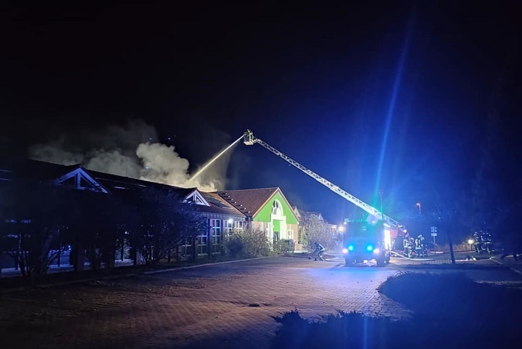 Einsatzkräfte der Feuerwehr mussten in der Nacht auf Sonntag zum Hettstedter Kolpingwerk ausrücken.