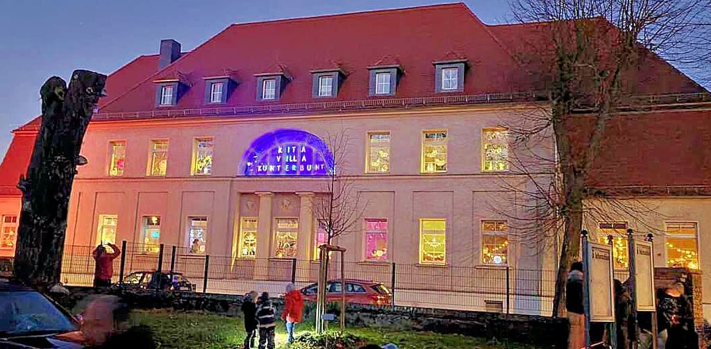 Im schönem und kunterbuntem Lichterglanz erstrahlte die Kindertagesstätte in Roitzsch zum Lichterfest.
