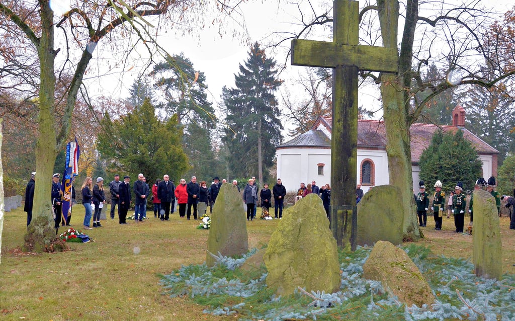 Mehr als 50 Menschen versammelten sich am Volkstrauertag an der Gedenkstätte auf dem Altstädter Friedhof "St. Marien"
