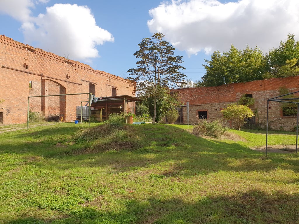 Auf dem Gelände eines Vierseithofs in Zabenstedt, das zur Einheitsgemeinde Stadt Gerbstedt gehört, sollen ab dem kommenden Jahr Touristen inmitten von Ruinen in winzigen Häusern übernachten können. Aktuell laufe für das Vorhaben eine Bauvoranfrage, so Geschäftsführer Di Lena. Die Denkmalschutzbehörde müsse die Pläne noch absegnen, er rechne mit einer Entscheidung hierzu noch im November.