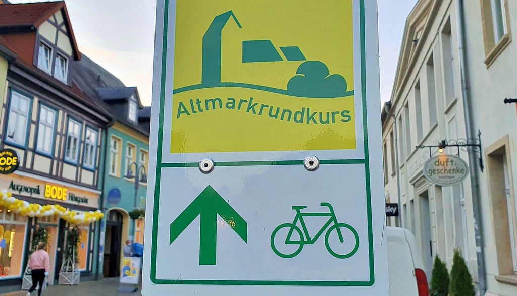 Mit diesen Schildern wird der Altmarkkrundkurs ausgewiesen. Bürgermeisterin Sabine Blümel will ein eigenes Radwege-Leitsystem für die Stadt erstellen.