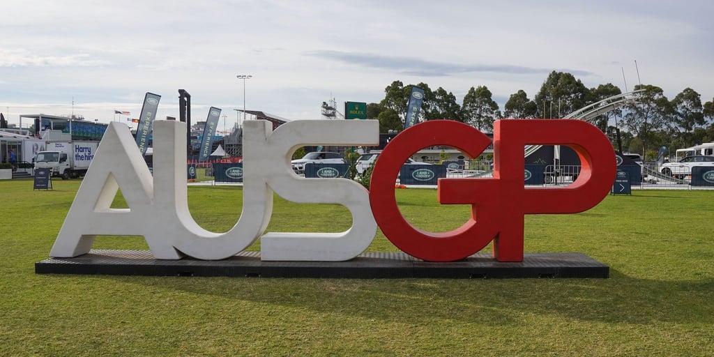 Ein Logo des Grand Prix von Melbourne steht am Albert Park Circuit.