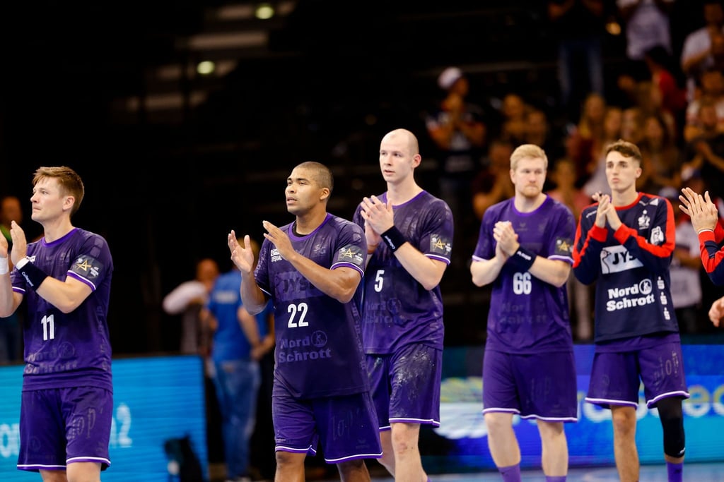 Flensburgs Handballer haben den ersten Sieg in der Vorrunde der Champions League gefeiert.