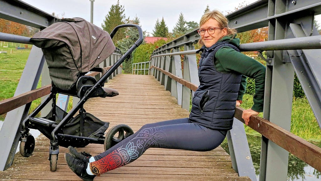 Tina Ohnesorge hält sich auf der Schwiegermutterbrücke in Osterburg mit Übungen fit.