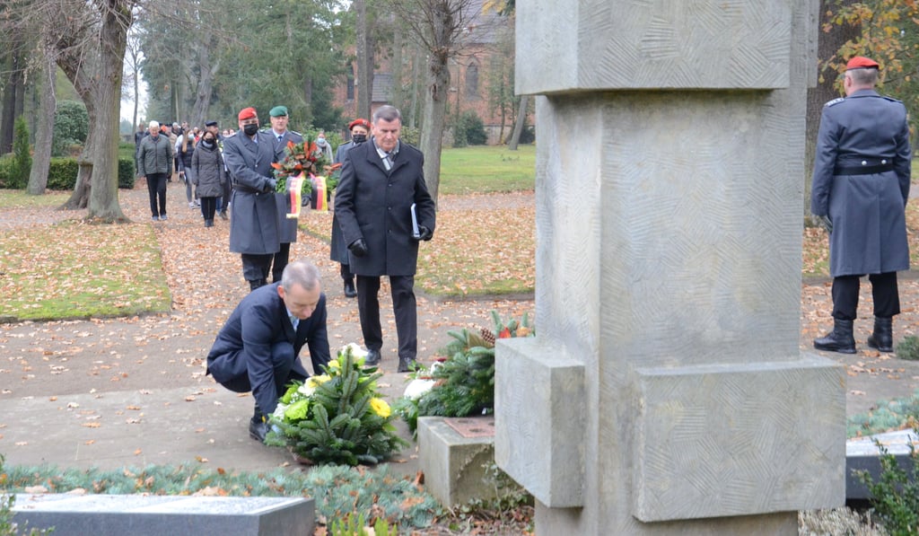 Der Stadtratsvorsitzende Kai-Michael Neubüser (links) und Hans-Joachim Becker, Vorsitzender des Kreisverbandes der Deutschen Kriegsgräberfürsorge, legten am Gedenkstein auf dem Friedhof in Gardelegen ein Gebinde nieder.