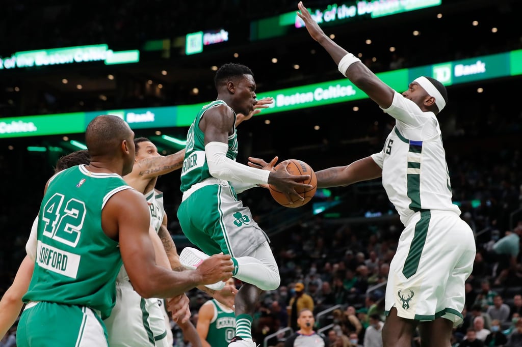 Dennis Schröder (M) überragte bei den Boston Celtics.