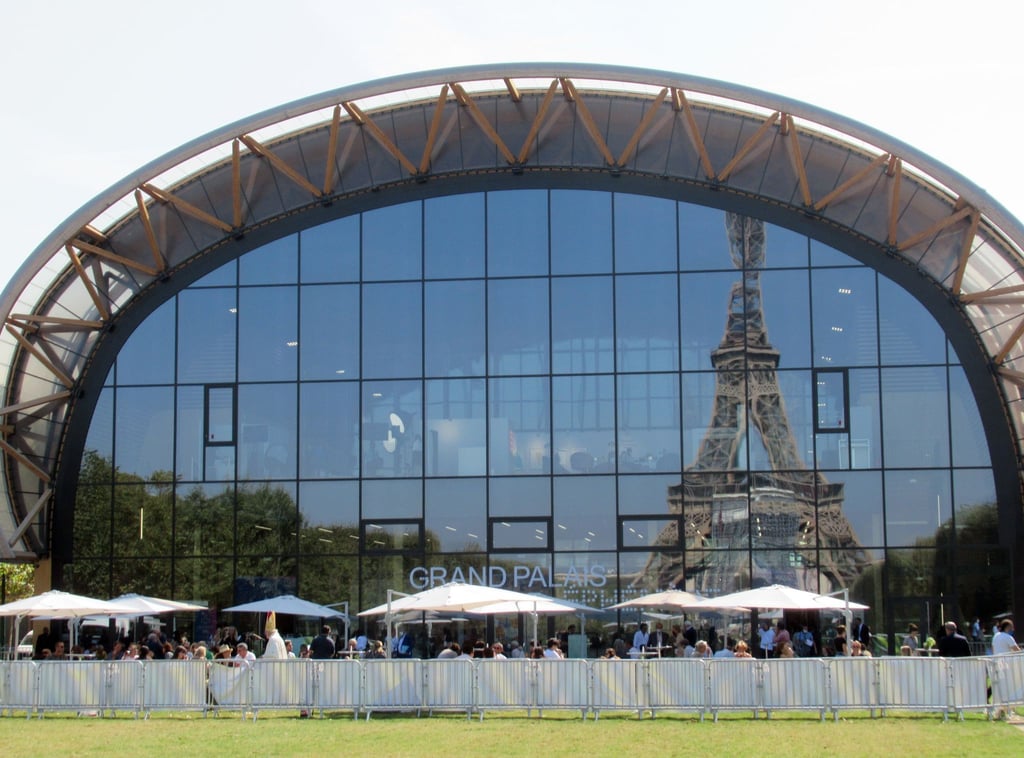 Die FIAC ist eröffnet - Im Grand Palais Éphémère auf dem Marsfeld in Paris spiegelt sich der Eiffelturm.