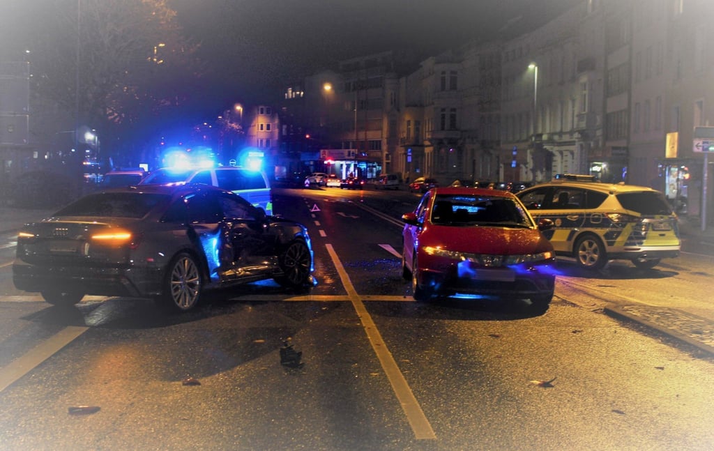Bei einem mutmaßlichen Rennen hat ein Autofahrer in Aachen einen Zusammenstoß verursacht, bei dem vier Menschen verletzt wurden.