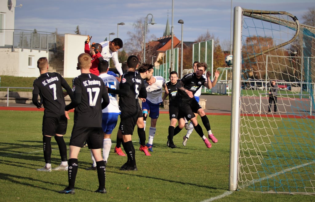 Symbolfoto - Der VfB Sangerhausen im Spiel gegen Bernburg