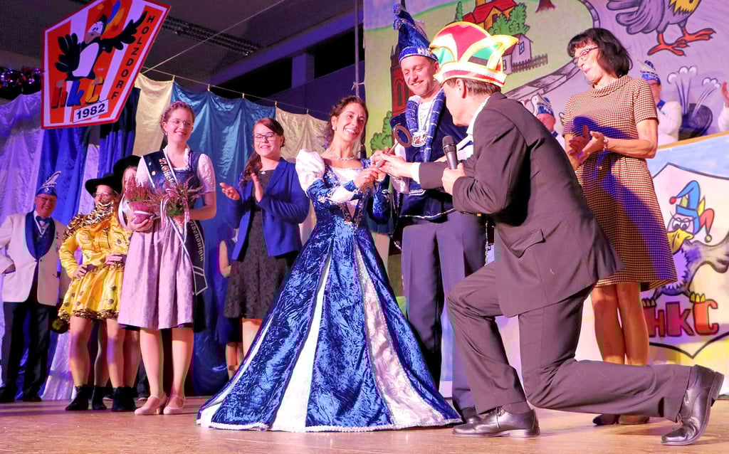 Jessens Bürgermeister Michael Jahn übergibt in der Karnevalseröffnung des HKC den Schlüssel an das Prinzenpaar, Franziska II. und Robin I., im Beisen von Heidekönigin Lilly Giffey und der früheren Sächsischen Weinprinzessin Jenny Zumpe sowie einer Abordnung des Jessener Freizeittreffs „Wiesengrund“, dem vom HKC Machtbefugnisse für Jessen übertragen wurden.