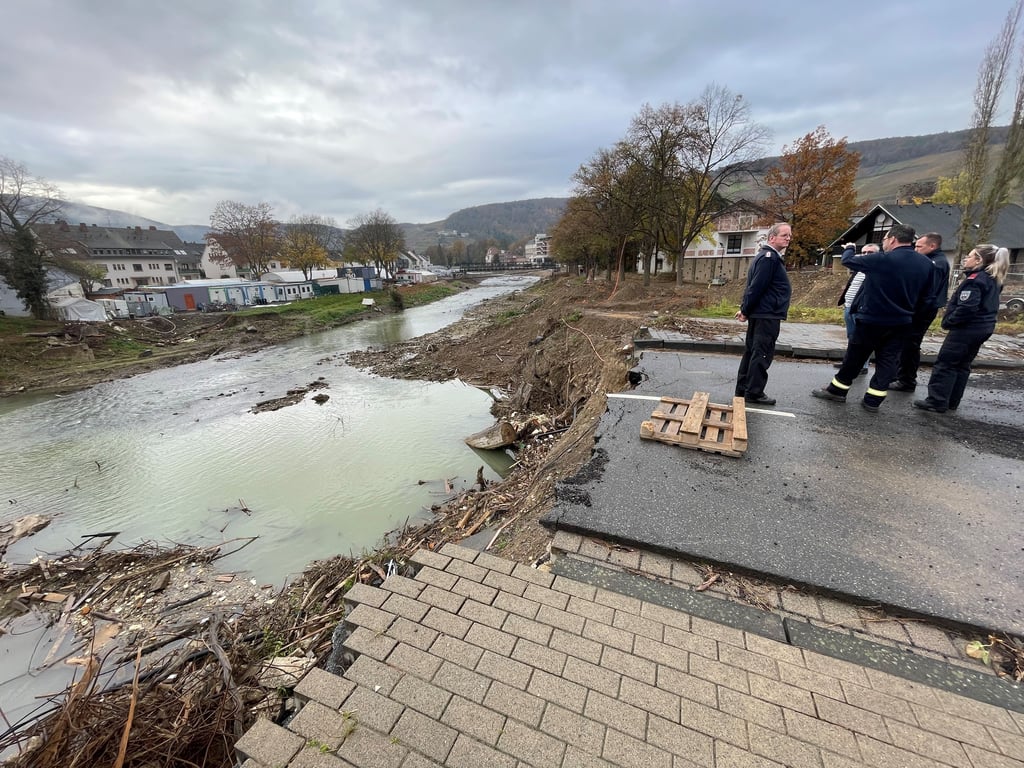 Mitglieder der Freiwilligen Feuerwehr Rothensee waren zu Besuch im Hochwassergebiet von Ahrweiler.