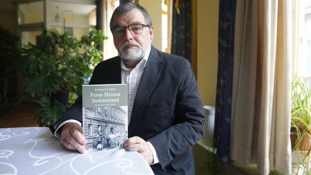 Reinhard Heller aus Waddekath hält sein Buch "Ferne Heimat Sudetenland" in seinen Händen.