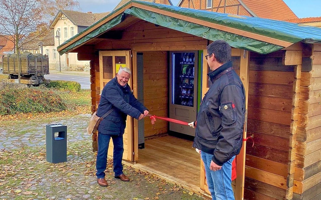 Uwe Müller und Max Flüchten bei der Eröffnung der Hofladenautomaten in Flechtingen auf dem Lindenplatz
