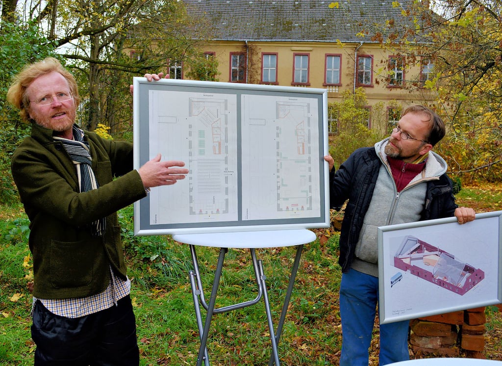 Rainer Kranz (links) und Ralf Engelkamp riefen das Projekt „Dorfwohnzimmer“ ins Leben. Inzwischen nimmt die „gute Stube“ in Krevese detaillierte Formen an.