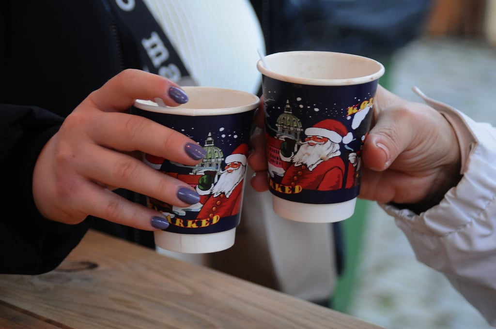 Anstoßen auf dem Weihnachtsmarkt