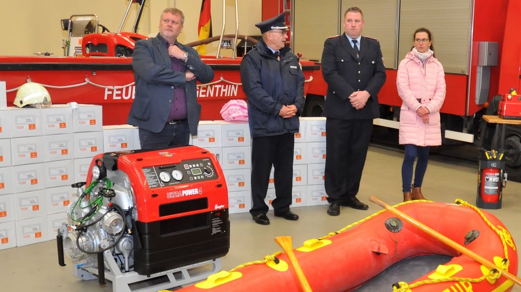 40 Jahre hatte das alte Schlauchrettungsboot der Genthiener Feuerwehr auf dem Buckel. Ein Neues musste also her. Im Hintergrund die neue Tragkraftpumpe.