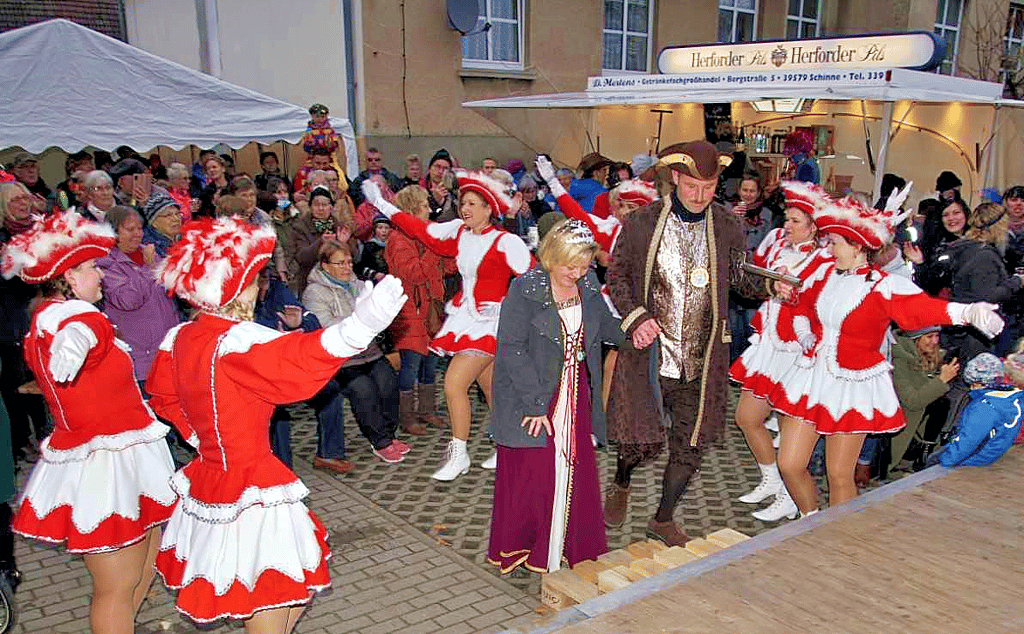 Karnevalsauftakt in Rochau: Auf einer zwischen Gemeindehaus und Konsum aufgestellten Bühne präsentierten sich Gunnarr I. und seine liebreizende Prinzessin Daniela I.