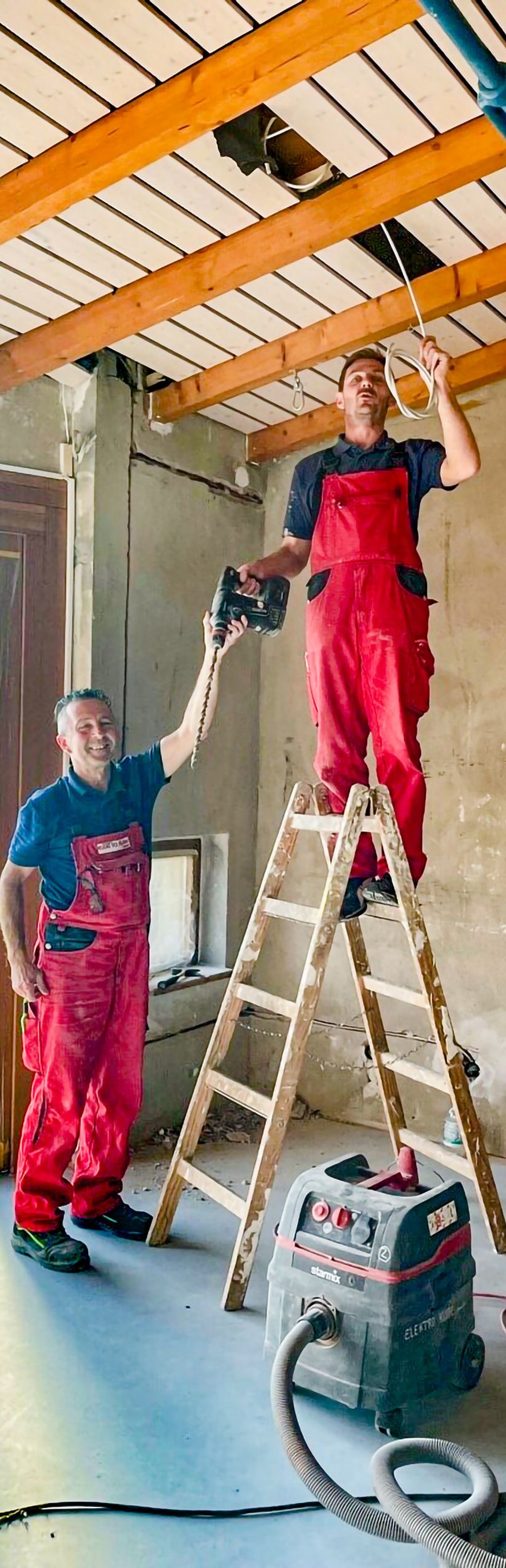 Kita Strohbär in Weißenfels wird saniert: Ronny Bach (links) und Marco Gondek verlegen im Krippenbereich in der Decke neue Kabel.