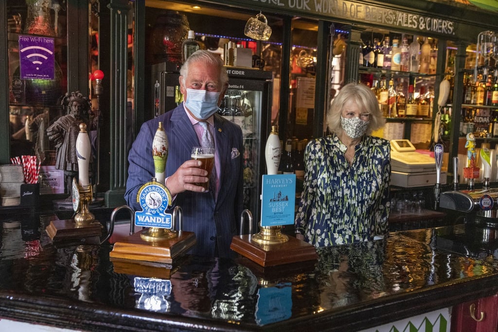 Prinz Charles gönnt sich im Beisein seiner Frau Camilla ein Bierchen.