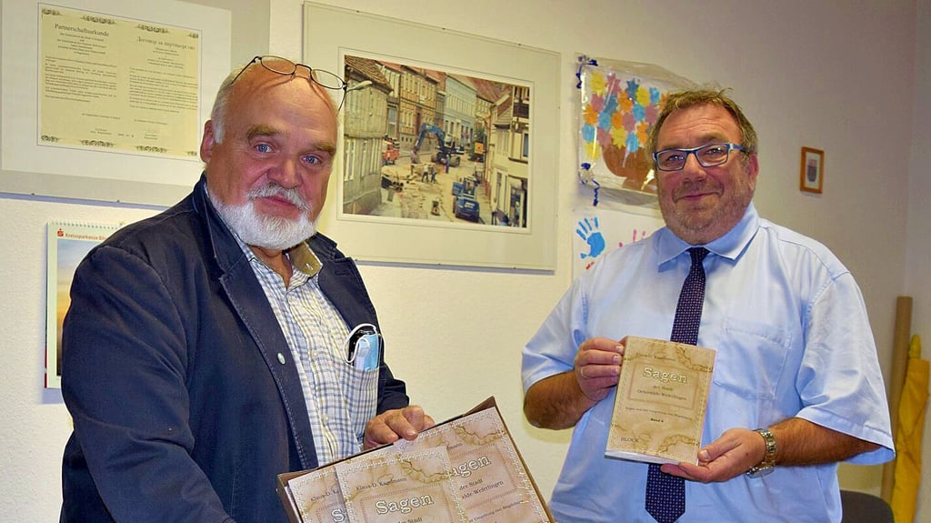 Klaus-Dieter Kagelmann (links) hat die ersten Exemplare des Buches mit Sagen aus der Einheitsgemeinde Bürgermeister Hans-Werner Kraul übergeben.